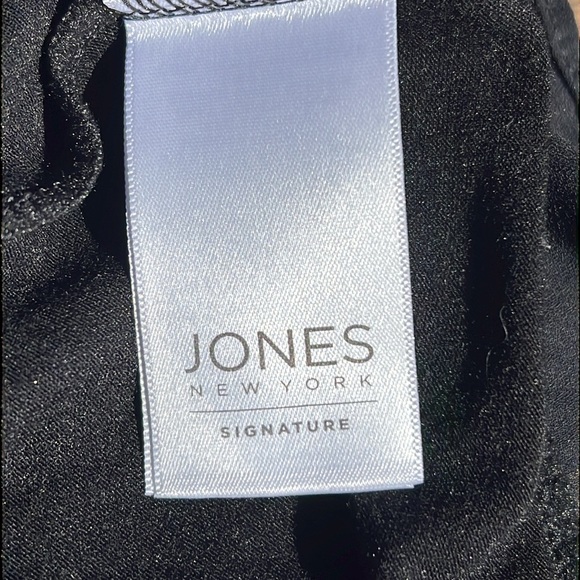 NWT size XL Jones Jew York Signature top with cross over hem. - Picture 6 of 8